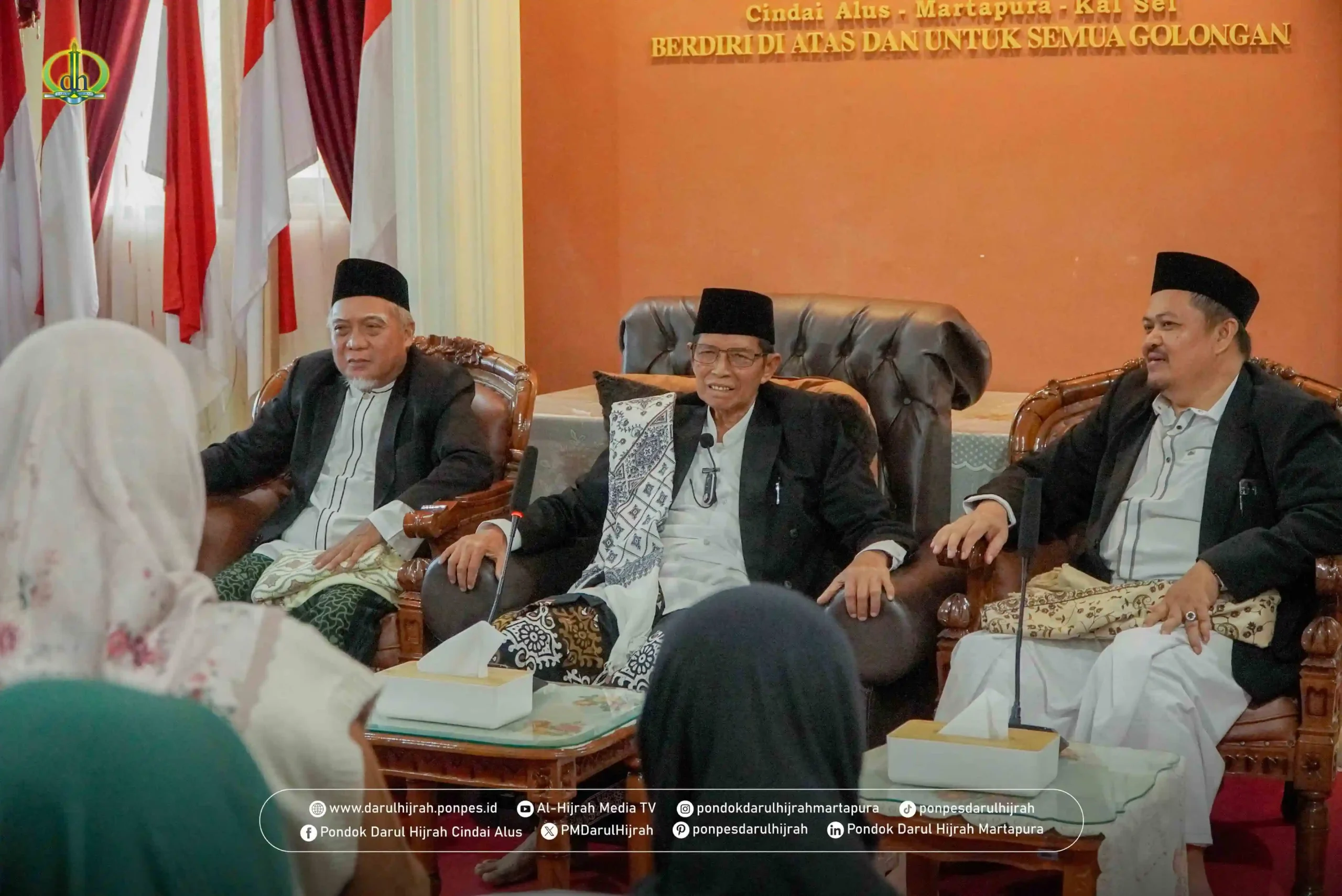 pimpinan memberikan informasi sebelum kegiatan berbuka puasa bersama