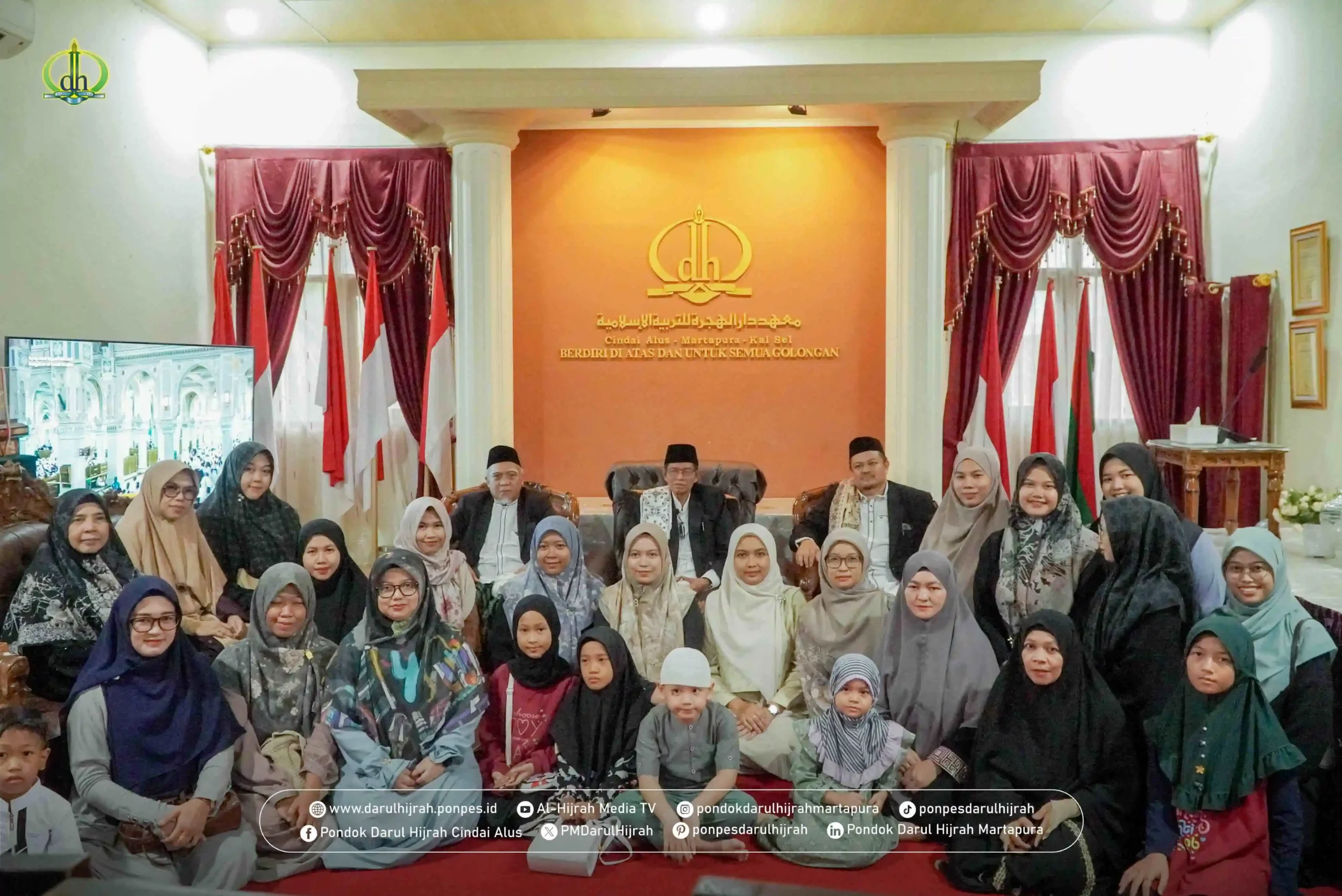 angkatan putri berfoto sebelum kegiatan berbuka puasa bersama
