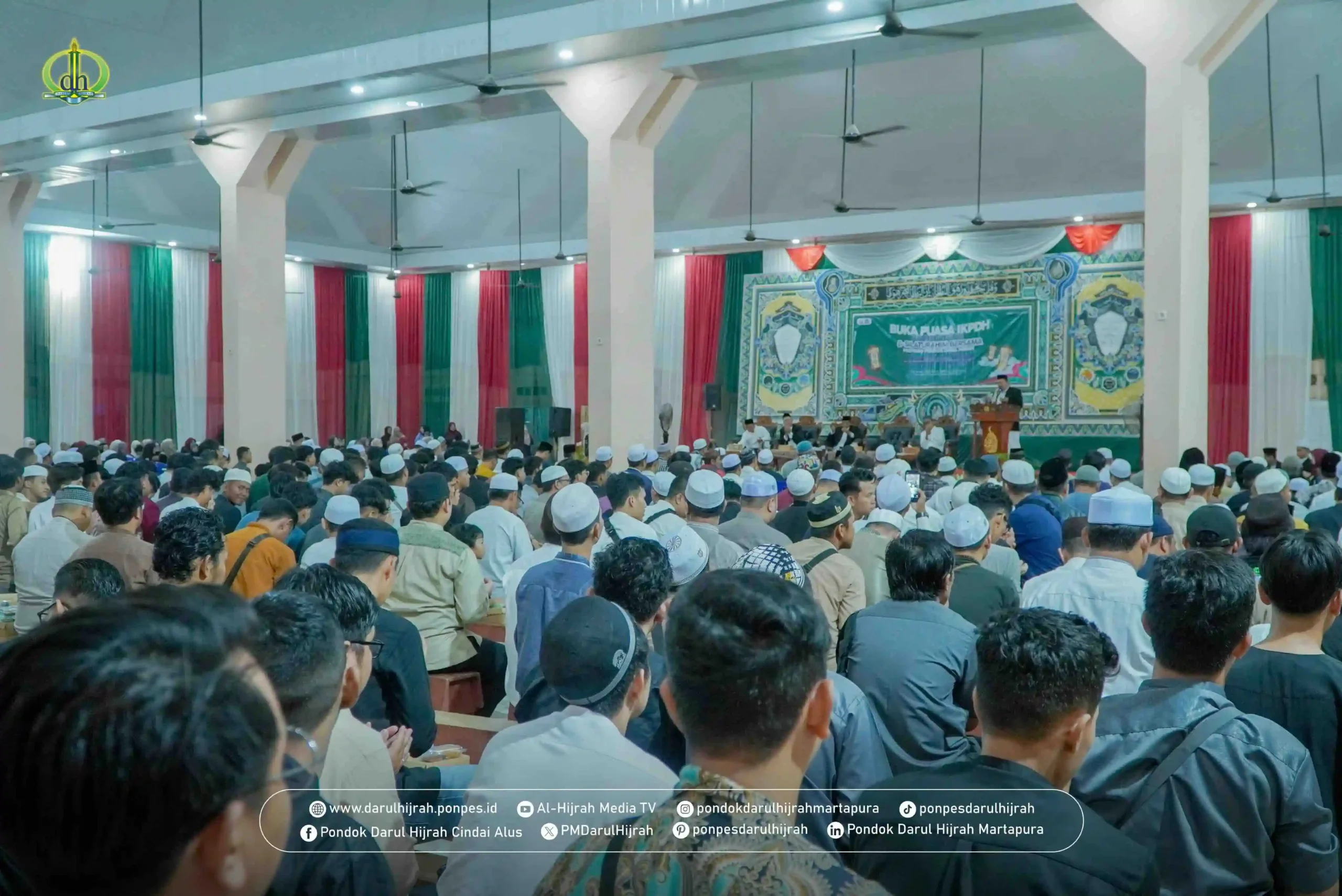 Pimpinan Pondok membaca doaa saat kegiatan berbuka puasa bersama Ramadhan 1446 H