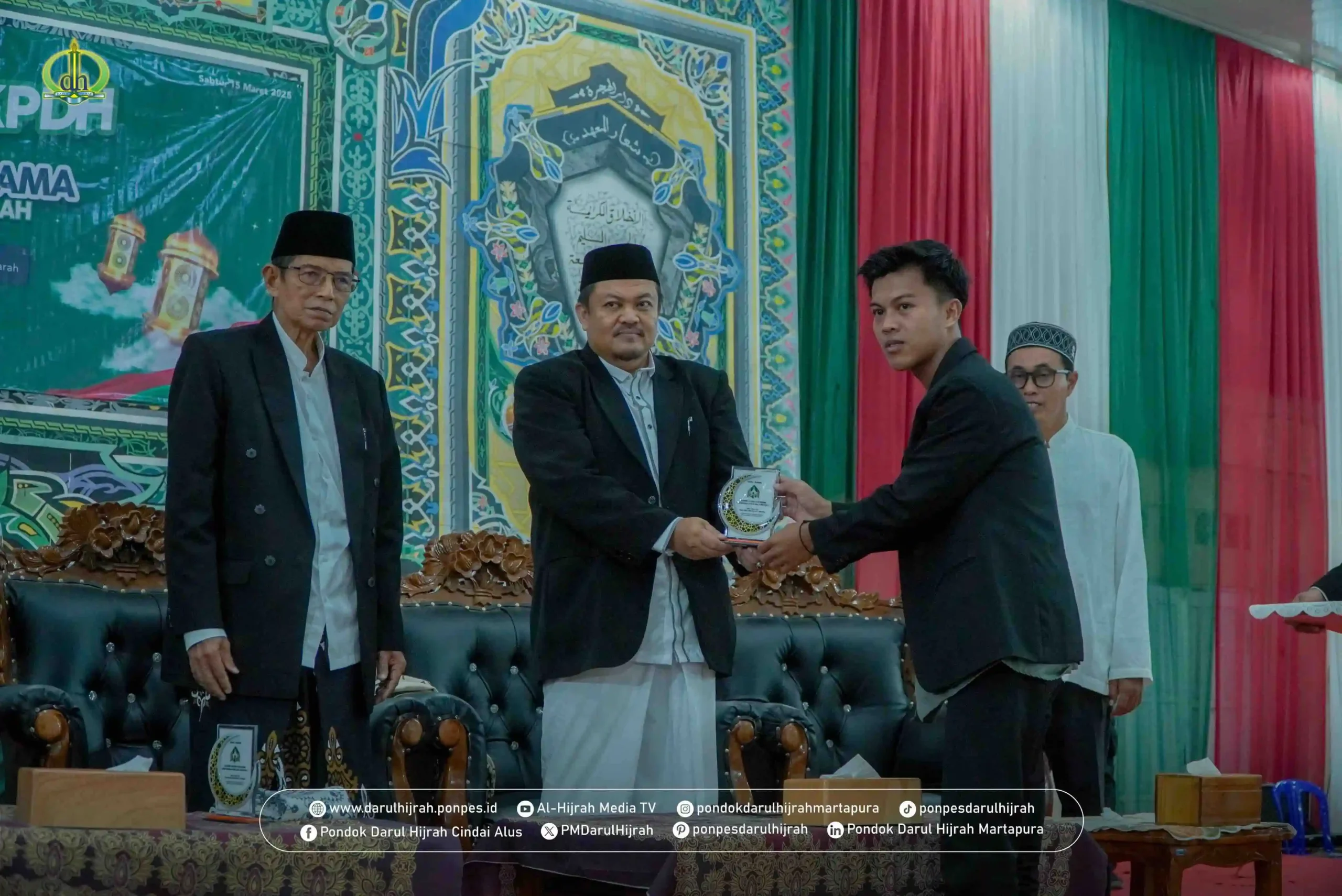 Pimpinan Pondok menerima Kenang-kenangan dari panitia berbuka puasa bersama Ramadhan 1446 H