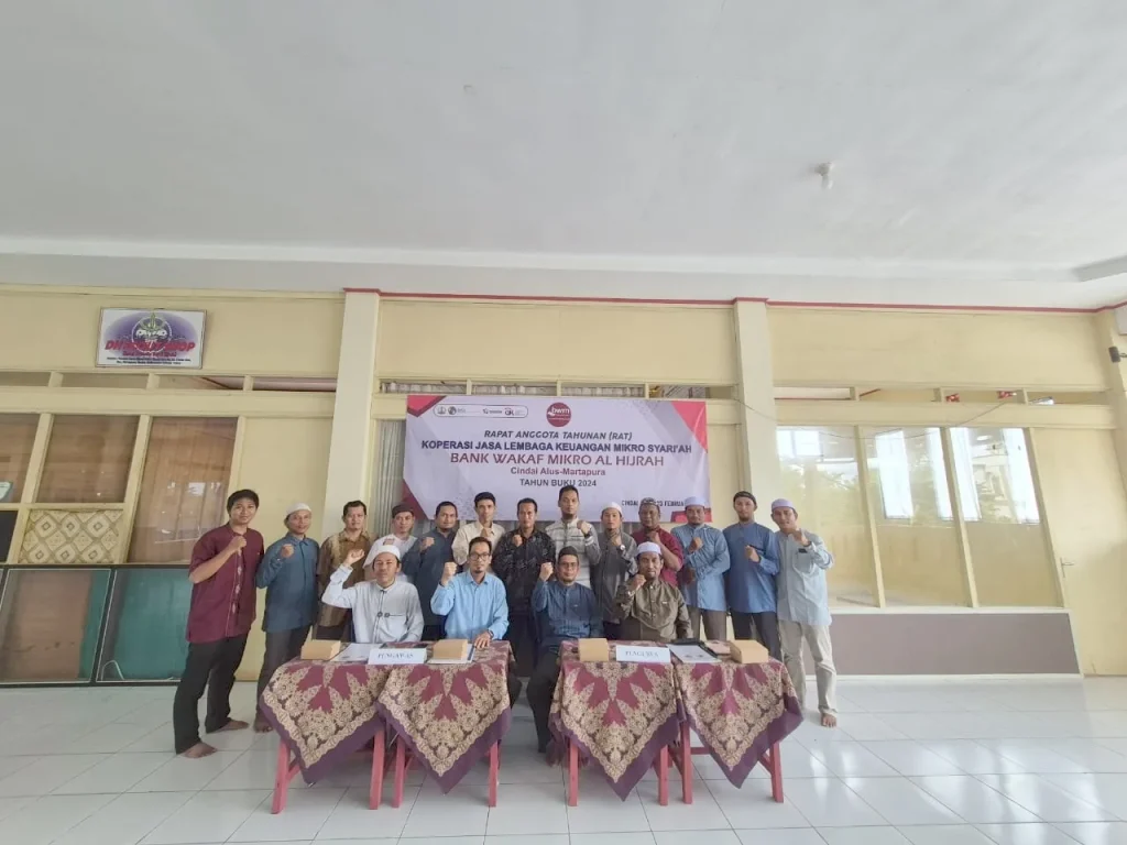 Foto bersama Anggota Bank Wakaf Mikro Al Hijrah
