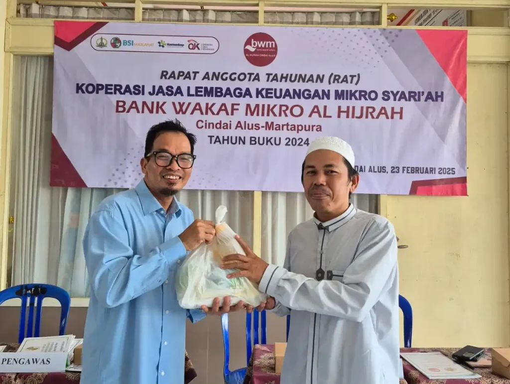 Penyerahaan Voucer Sembako kepada Anggota Bank Wakaf Mikro Al Hijrah