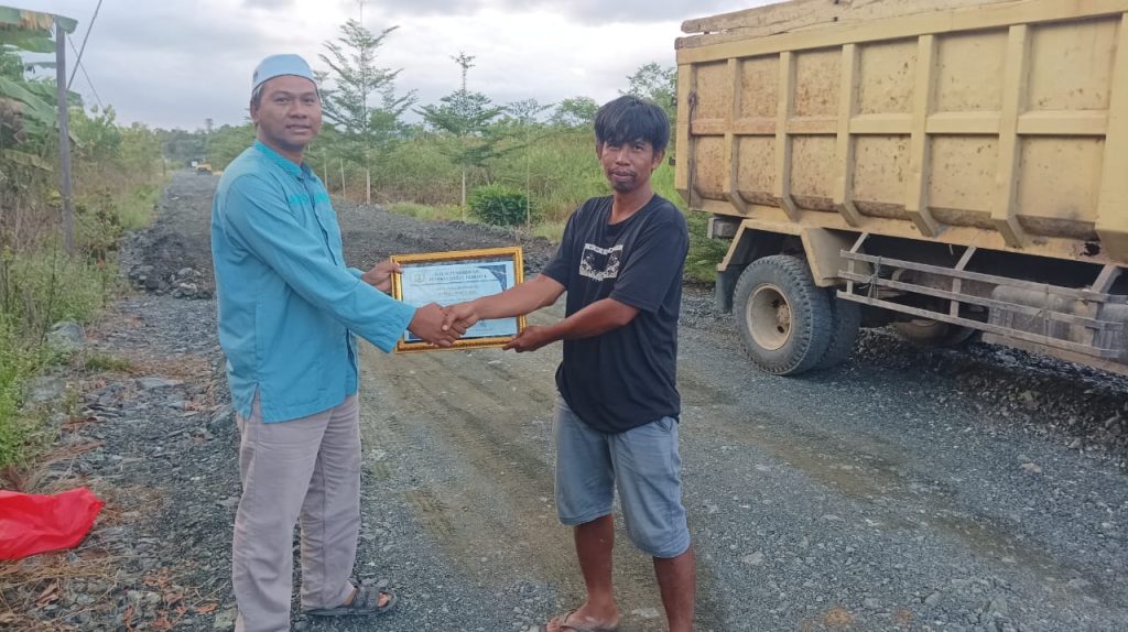 penyerahan Piagam Kepada Kepala Pengerjaan penebalan jalan Bantuan DPRD Tanah Bumbu