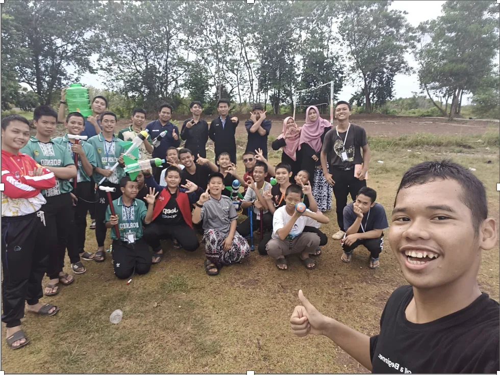 Para Santri menampilkan Ekspersi Semangat saat Mengikuti Bimbingan Roket Air Botol oleh Dewan Guru dan ULM Banjarmasin