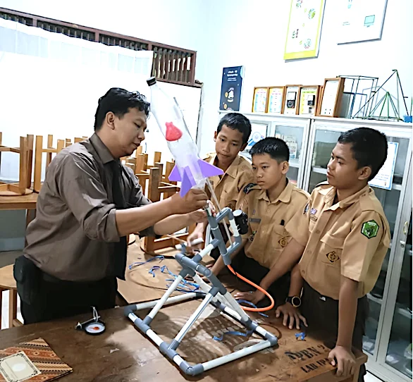 Latihan Roket Air Botol yang dibimbing oleh Guru