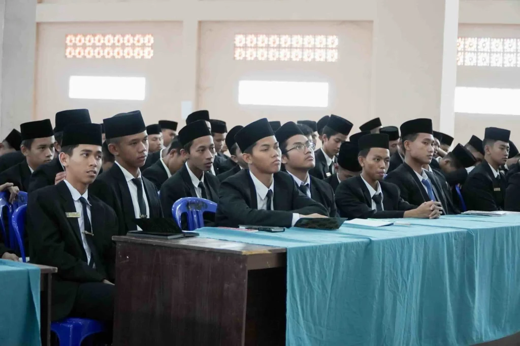 Para santri Pondok Darul Hijrah sedang mempelajari kitab kuning dalam program Fathul Kutub sebagai bagian dari agenda tahunan pesantren.