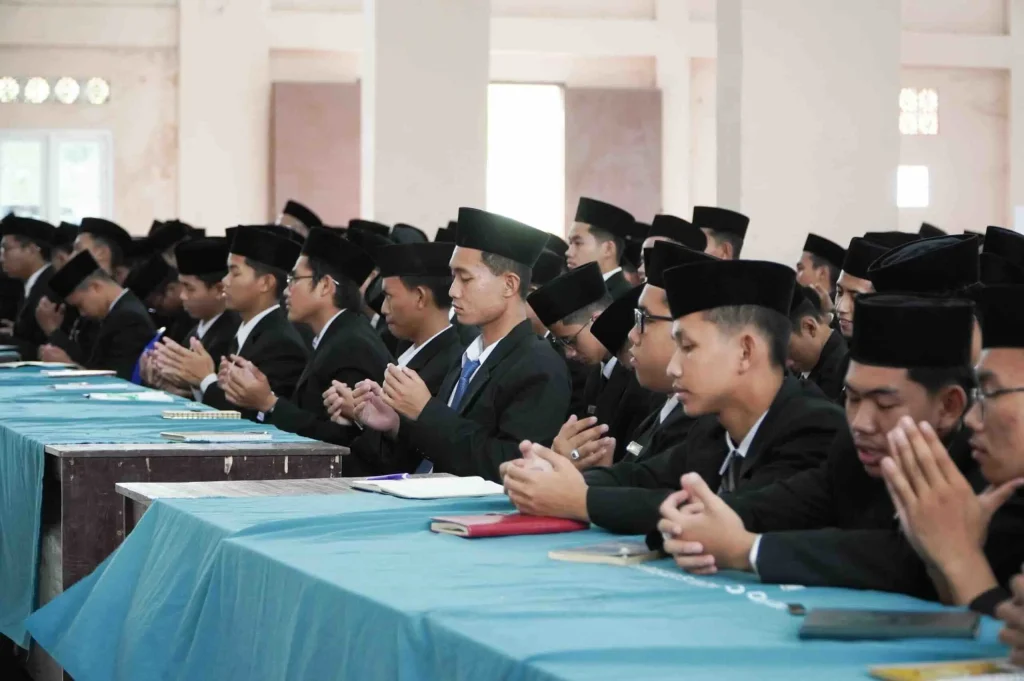 Santri kelas 6 Pondok Darul Hijrah Martapura mengikuti pembelajaran Fathul Kutub dengan bimbingan para ustaz di aula pesantren