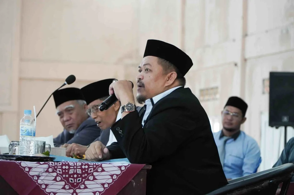 Pimpinan Pondok Darul Hijrah Martapura membuka kegiatan Fathul Kutub dan Bahtsul Masa'il di Aula Pondok bersama para santri kelas akhir