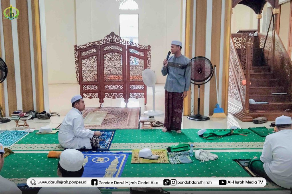 Santri Pondok Pesantren Darul Hijrah sedang mengikuti sesi tanya jawab dalam kegiatan Hadītsul Arbi‘ā untuk meningkatkan kualitas bahasa mereka.
