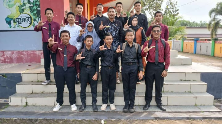 Kegiatan Literasi Pesantren Santri Pondok Darul Hijrah Martapura bersama Pembimbing di Perpustakaan Tanah Laut