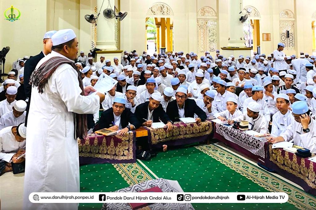 K.H. Abdul Qadir sedang memberikan kajian Islam tentang puasa di hadapan para santri dan jamaah pengajian rutin