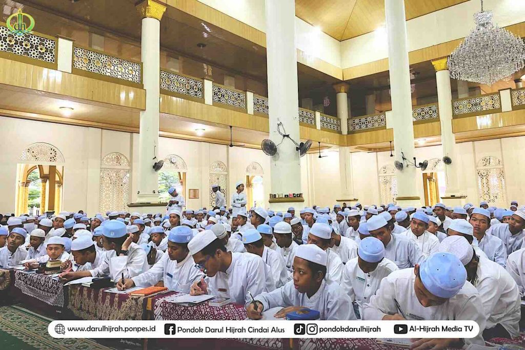 Santri menyimak Kajian bab tentang Puasa