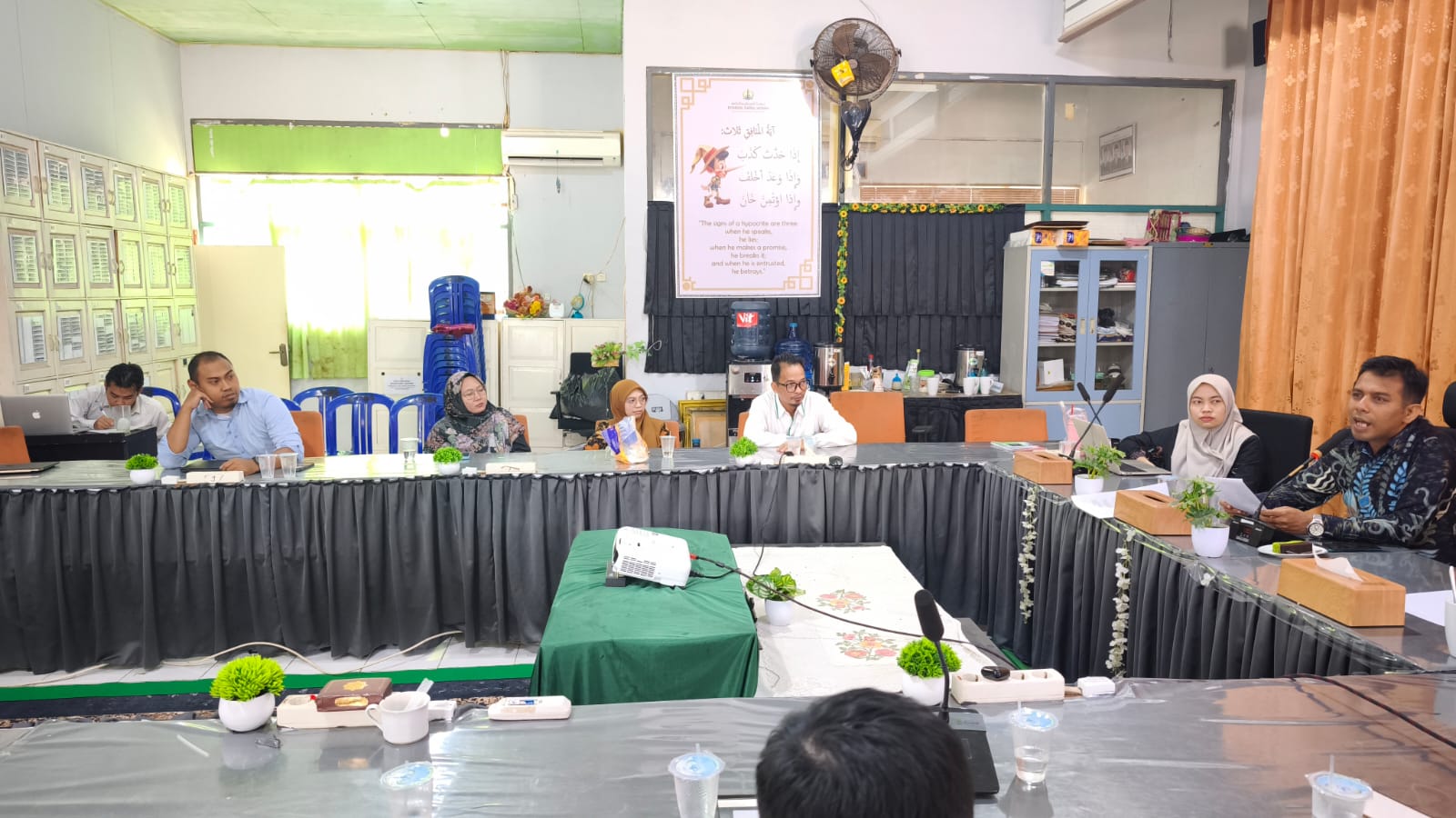 Ketua STIT Darul Hijrah memberikan arahan kepada pengurus dan dosen dalam persiapan asesmen lapangan prodi baru