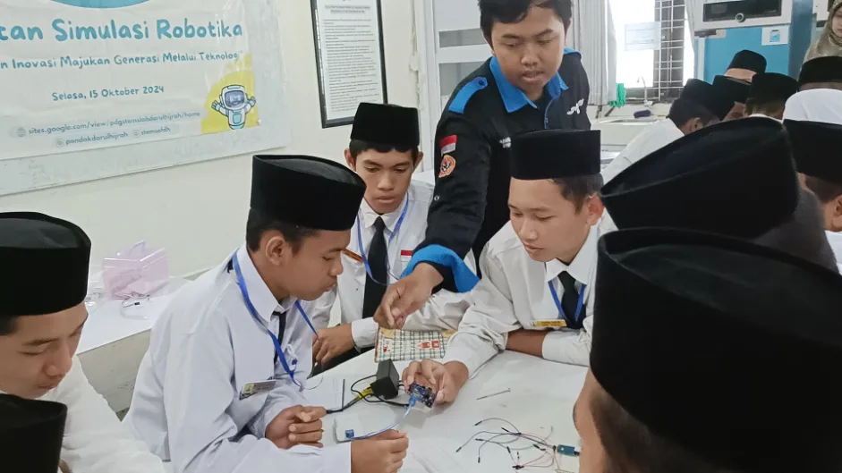 Simulasi Robotika Santri Darul Hijrah bersama Mitra ULM Banjarmasin