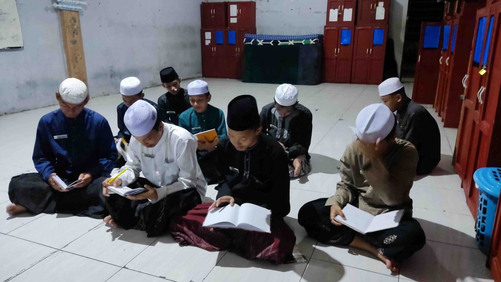 Santri pondok pesantren mengikuti ujian kosa kata harian untuk meningkatkan penguasaan bahasa asing.
