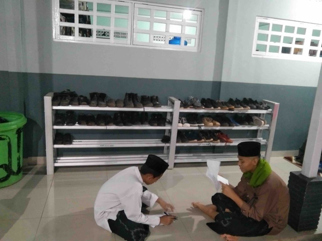 Kegiatan santri saat ujian kosa kata bahasa Arab dengan metode berpasangan di pesantren.