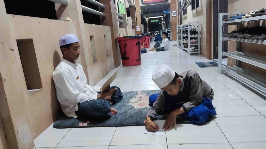 Penerapan ujian kosa kata syafahi di pesantren untuk meningkatkan daya ingat santri.