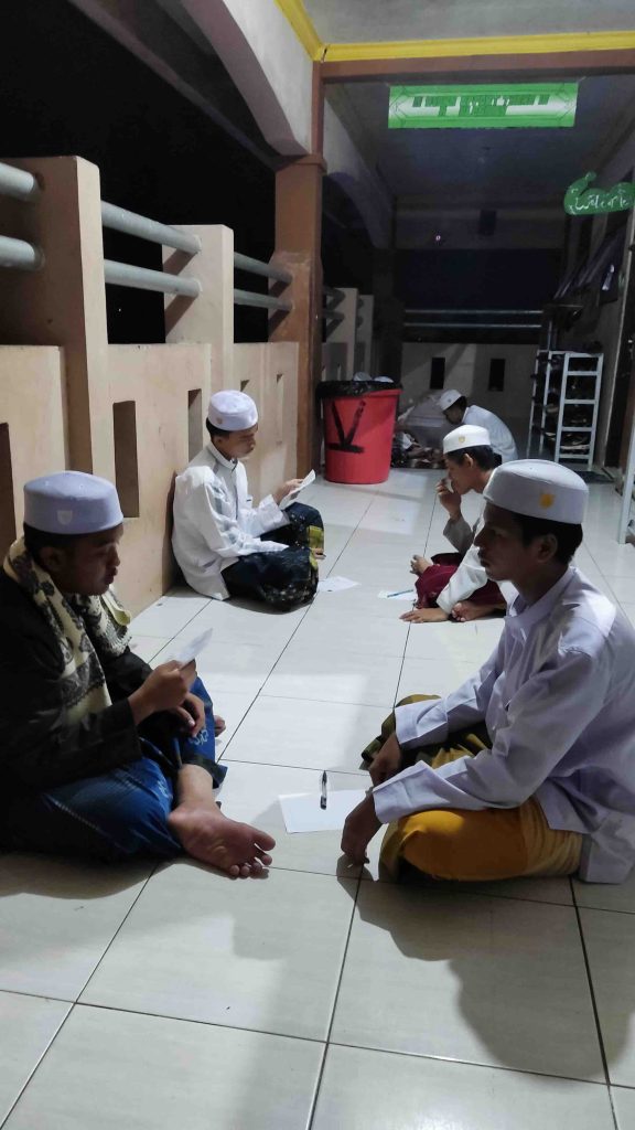 Santri sedang berlatih kosa kata bahasa Arab melalui ujian lisan yang interaktif.