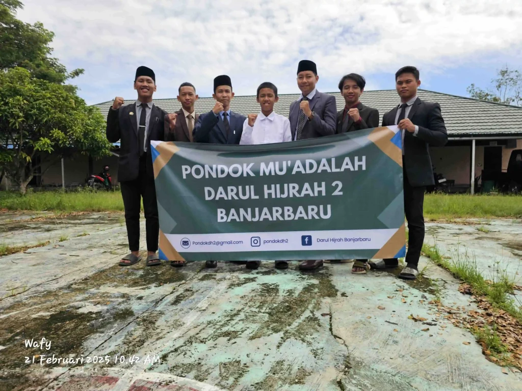 para Pengurus berfoto berama dengan santri setelah nasehat menjelang liburan