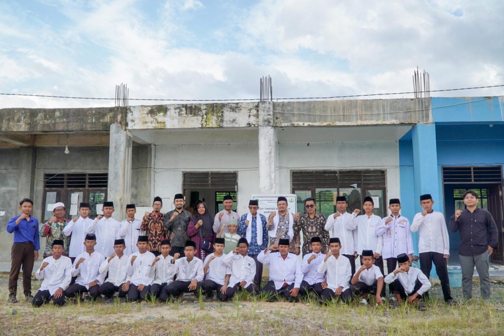 Perfotoan bersama di muka Asrama Pondok Darul Hijrah 4, yang dijanjikan izin Operasional Pesantren nya.