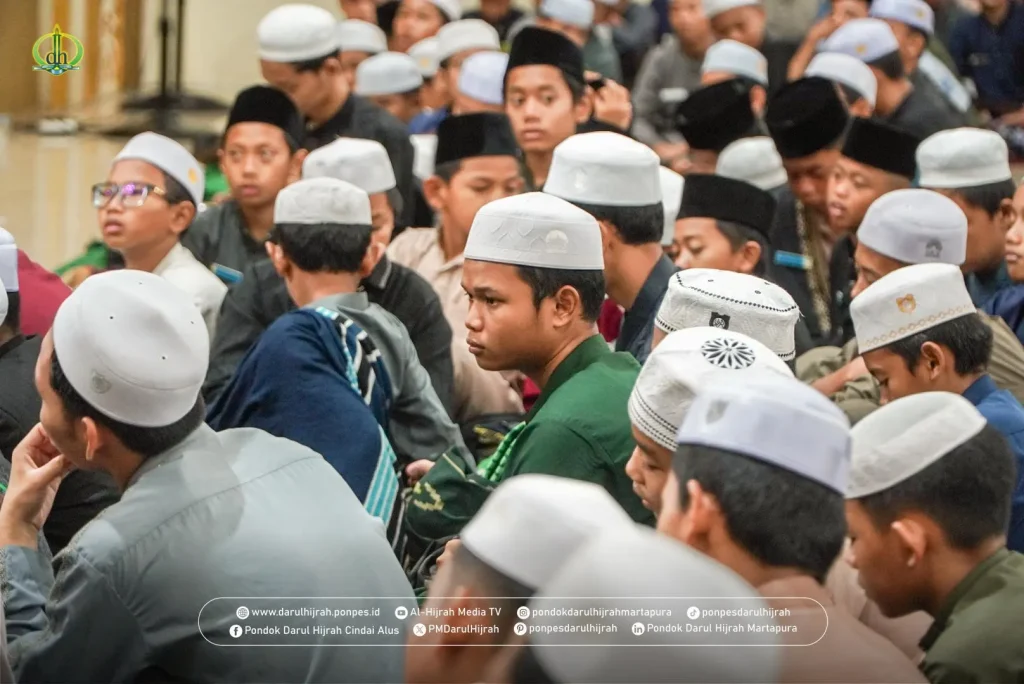 Santri menyimak kultum tentang amaliyah ramadhan