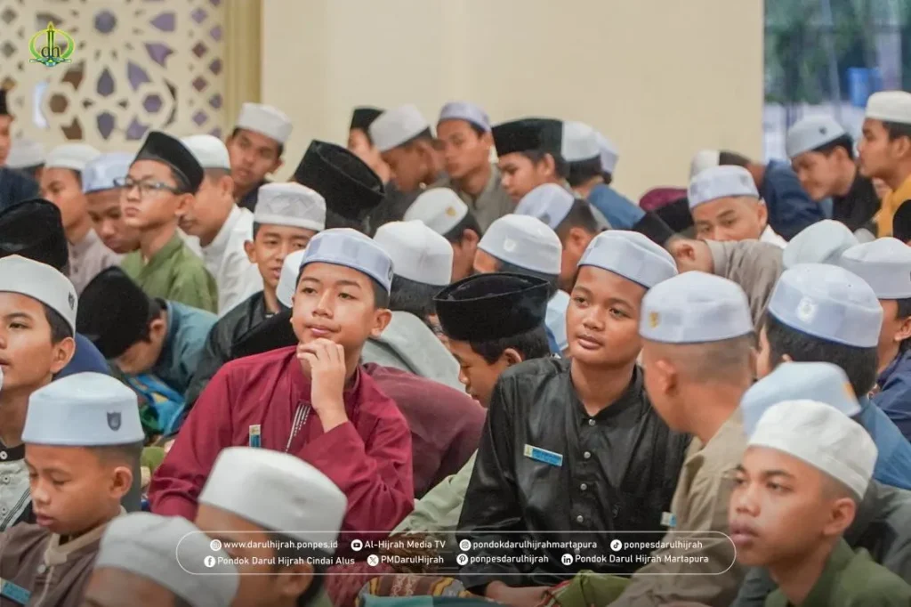 para santri mendengarkan kuliah tujuh menit tentang amaliyah ramadhan