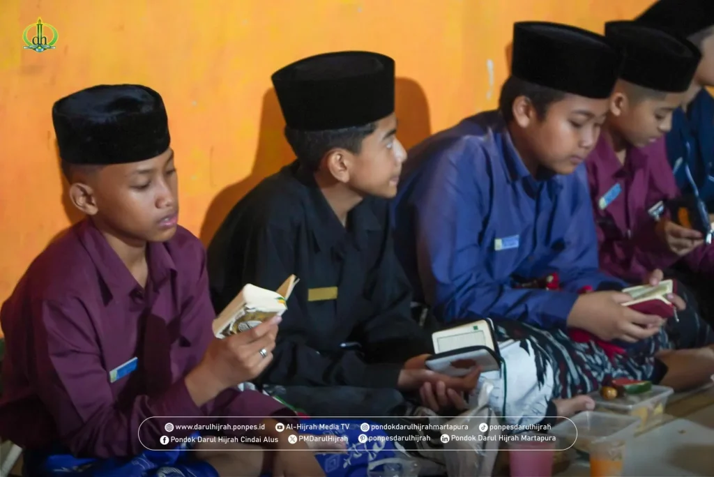 Para Santri sambil menunggu Iftar Ramdhan 2025 membaca Al Qur'an