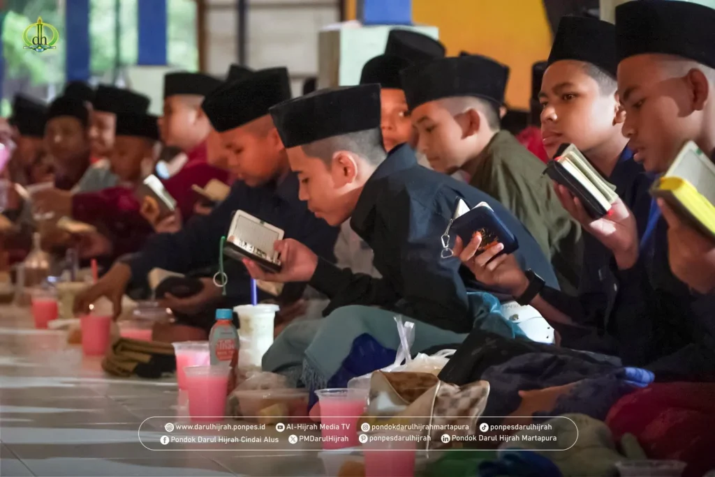 Santri sambil menunggu Iftar Ramdhan 2025 membaca Al Qur'an di dalam masjid