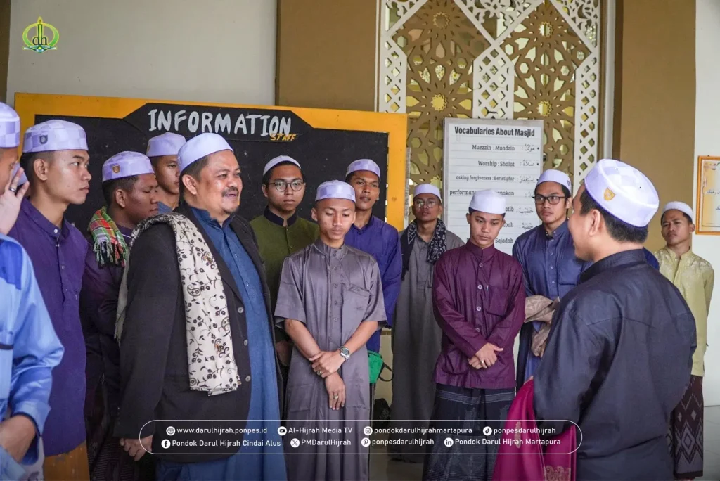 Para Santri mengantar KH. Abdul Qadir setelah kuliah subuh tentang menjaga lisan saat berpuasa