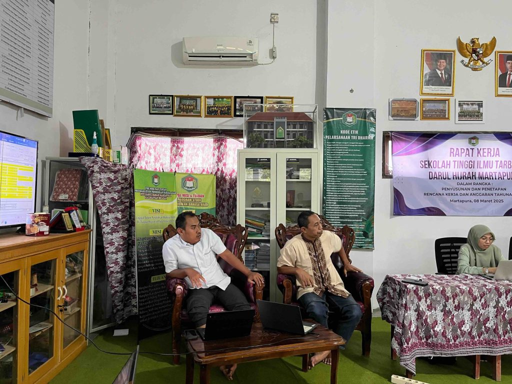 Ust. Said Rahman memamparkan Program kerja pada rkat perguruan tinggi swasta STIT Darul Hijrah