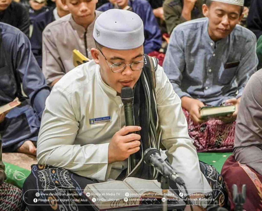 Santri Membaca Surah Al Fath 3 kali sebelum Shalat Isya dan Shalat Tarawih Pertama 2025