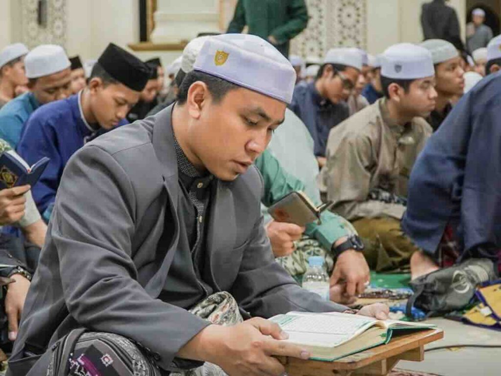 Guru ikut Tadarus Al Qur'an di Masjid Nurul Anshar Darul Hijrah saat Tarawih Pertama 2025