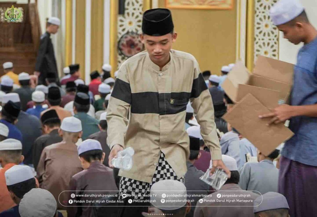 Pembagian Konsumsi saat Tadarus Al Qur'an pada Tarawih Pertama 2025