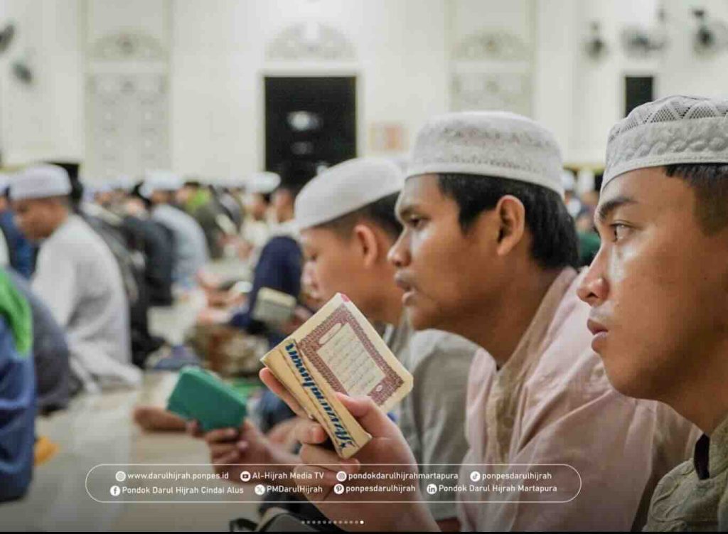 Santri Tadarsu Al Qur'an setelah Shalat Tarawih Pertama 2025