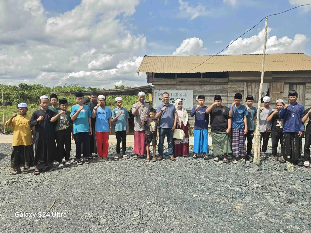 Kunjungan Bapak H. Syamsuk Bahri dalam rangka Wakaf Al Qur an di Pondok Tahfidz Al Qur'an Darul Hijrah 4 Tanah Bumbu