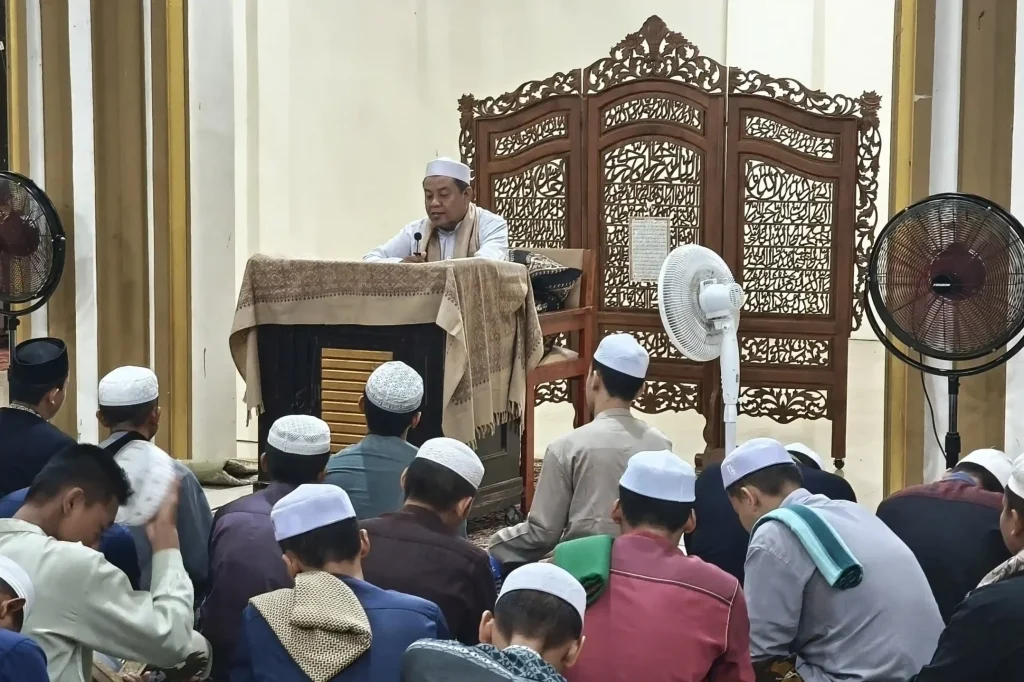 Ust. Saubari menyampaikan kuliah subuh di akhir bulan Ramadhan