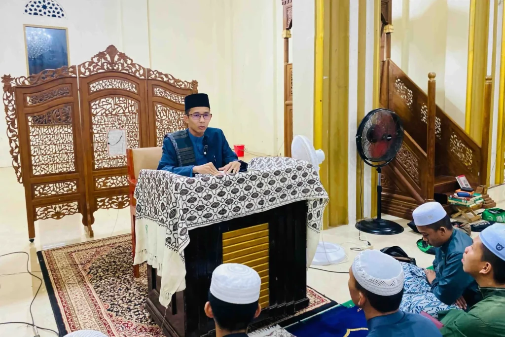 Ust. Weldy Ahmad Fayaddhi, S.E. menyampaikan kuliah subuh terkait doa yang dianjurkan rasulullah kepada para santri mukimin