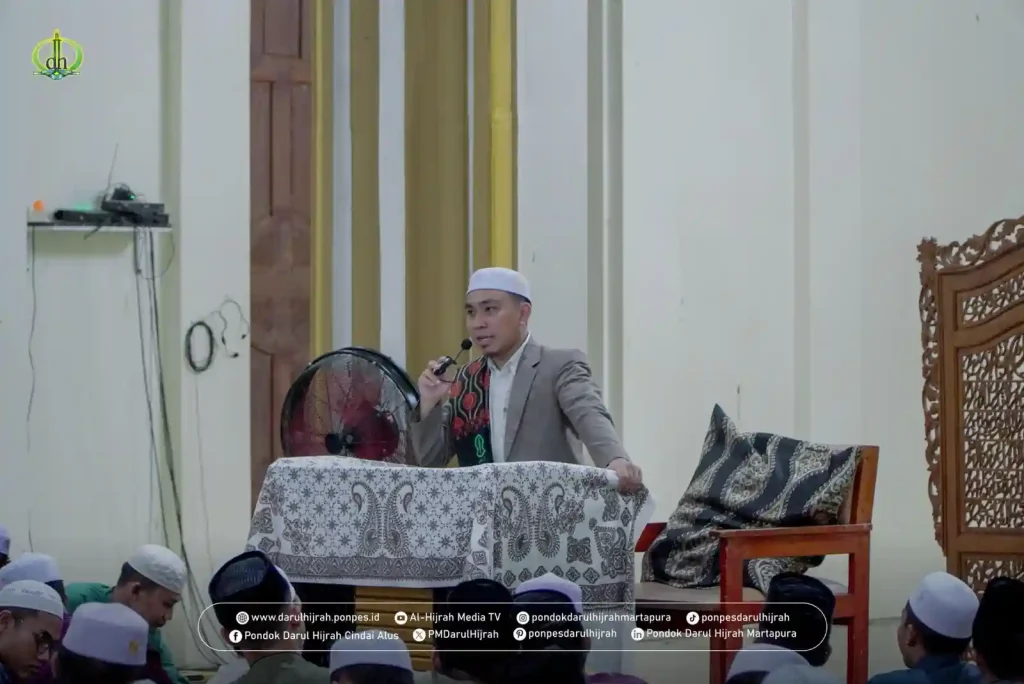 Ust. khatib menyampaikan etiket perpulangan santri kelas 5 & 6