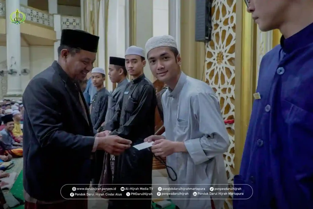 Ust. Saubari memberikan hadiah kepada santri pada kegiatan etiket perpulangan