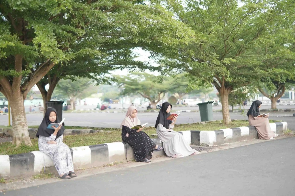 para santriwati menghafal sesuai dengan jadwal karantina tahfidz