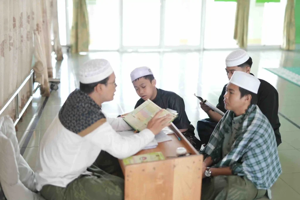 Muhafiz menyimak setoran hafalan sesuai jadwal karantina tahfidz