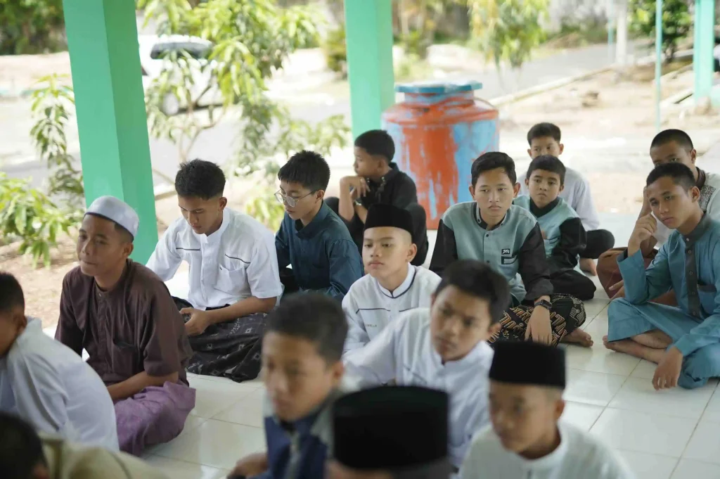 peserta tahfidz mendengerkan arahan panitia tentang jadwal karantina tahfidz