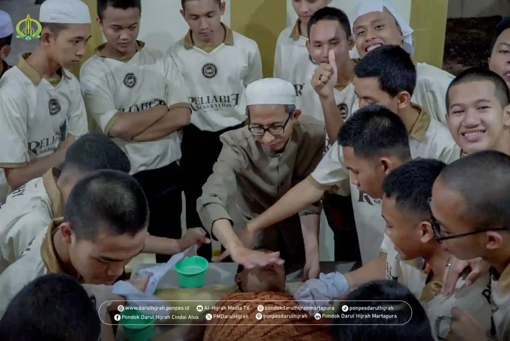 Ust. Gazali rahman memberikan arahan pada praktik kegiatan fardhu kifayah