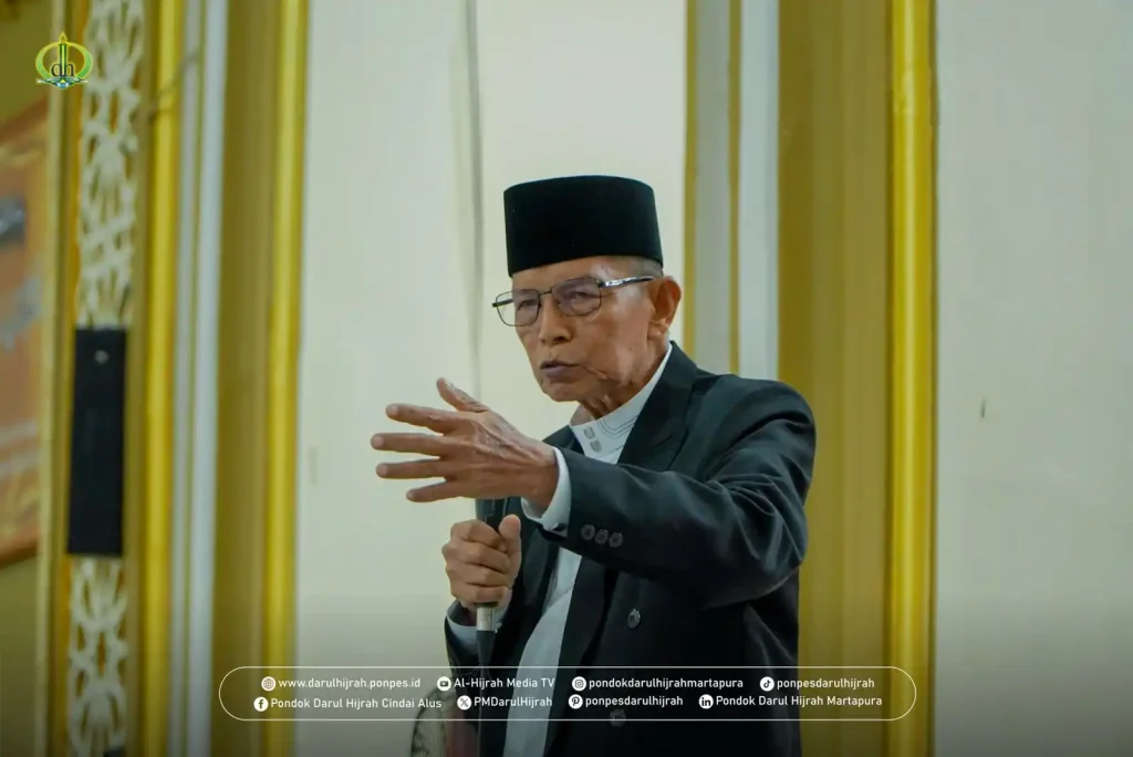 Kiai Nasrul Mahmudi menyampaikan tata cara shalat idul fitri dan khutbah yang nanti disampaikan ust halim sebagai khatib tentang kembali ke fitrah