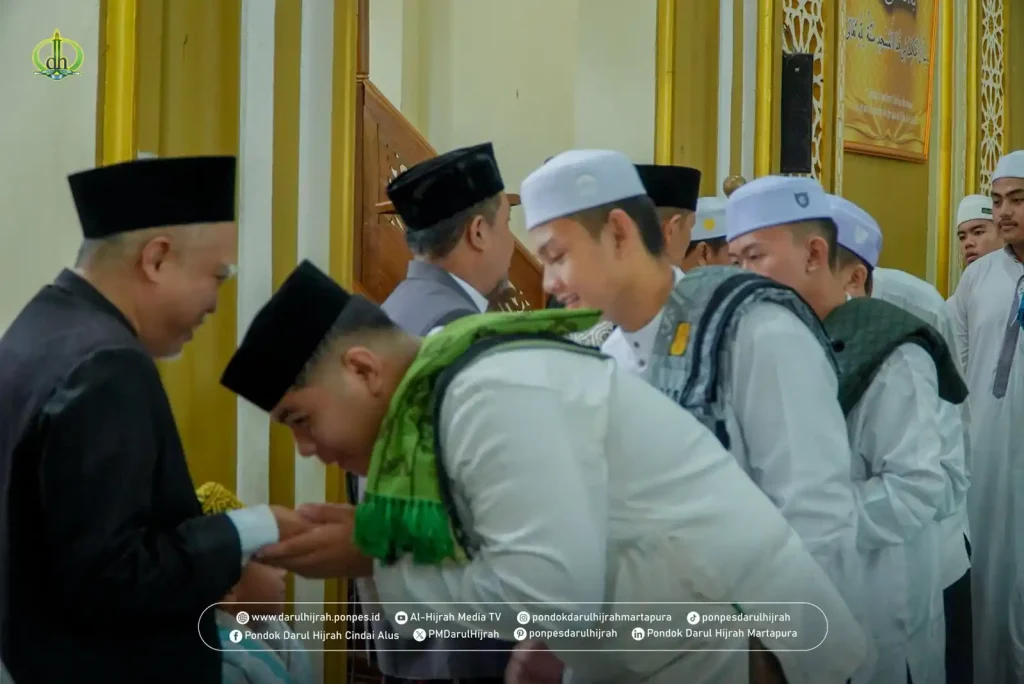 bersalaman setelah khutbah tentang kembali ke fitrah