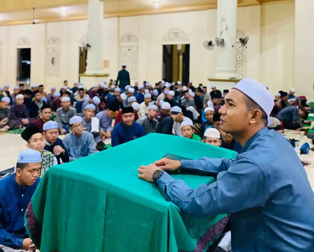 Ust. Mi'rajurrahman menyampaikan kuliah subuh tentang keutamaan mengkaji al quran