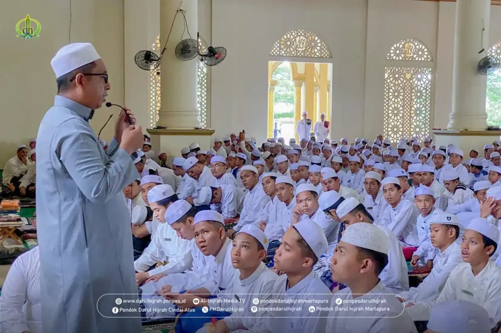 ust. H. Ahmad Maidi menyampaikan kuliah subuh tentang lingkungan yang mendukung