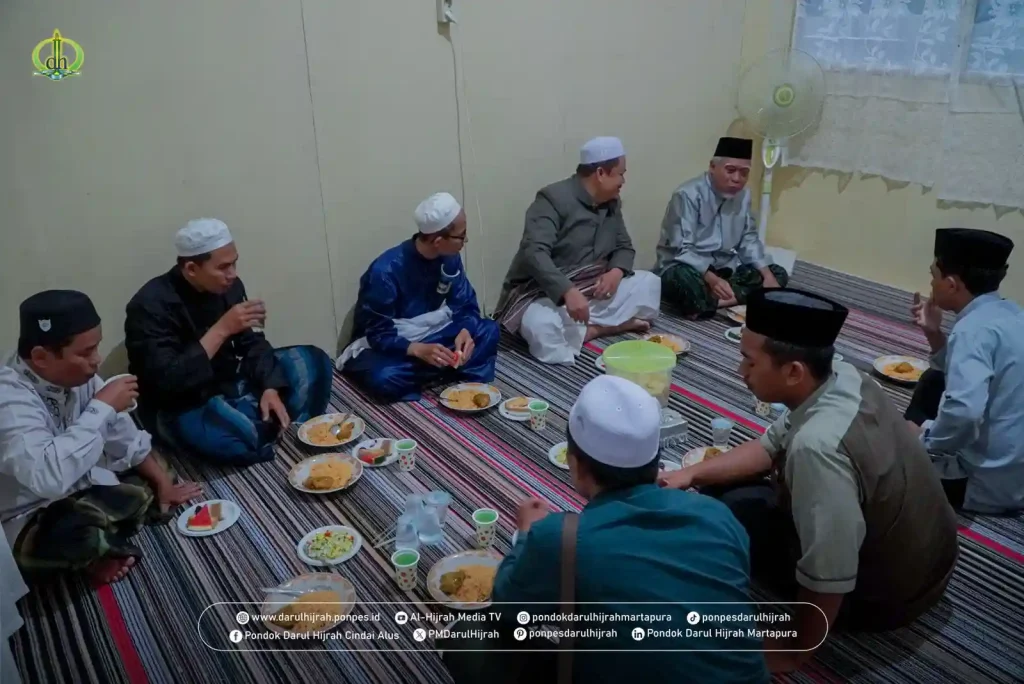 buka bersama jamaah umroh bersama pimpinan pondok pada kegiatan bimbingan manasik umroh lengkap