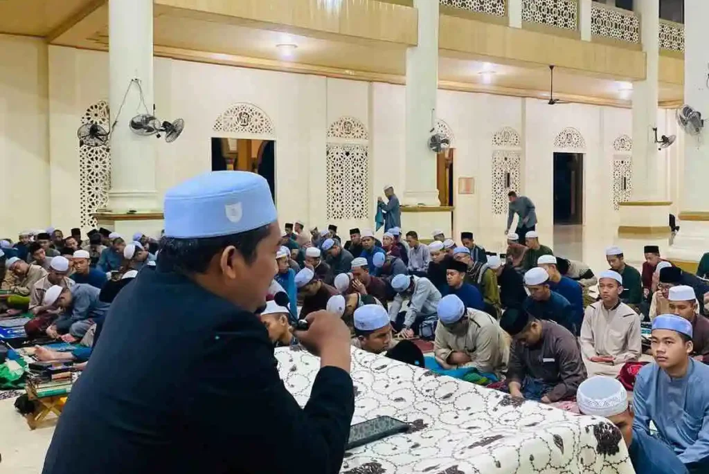 Ust. Safaruddin Menyamapaikan tema membangun generasi qurani pada kuliah subuh