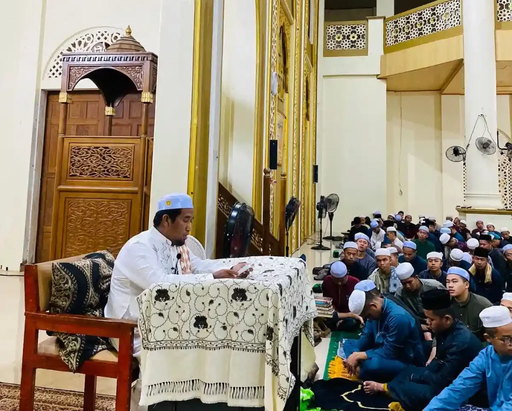 Ust. Ahmad Fajeriannur menyampaikan Kuliah Subuh dengan tema meneladani akhlak rasulullah saw